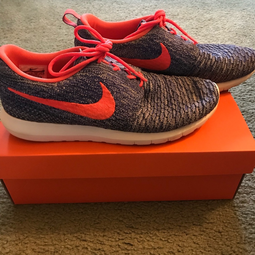 Nike Roshe Run Nike I.D. Flyknit Size 9.5